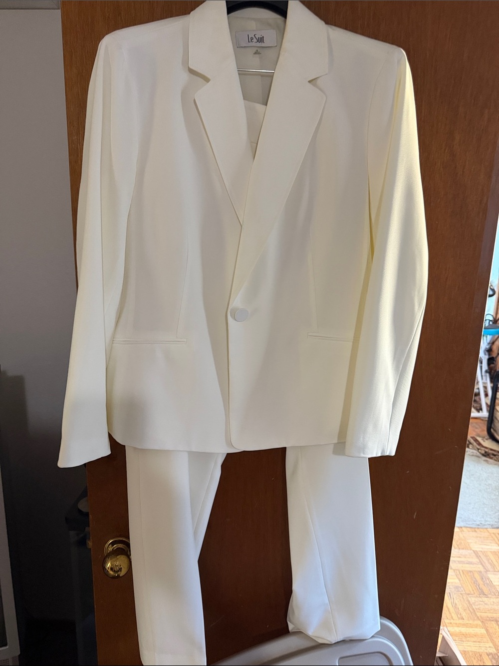 Le Suit Cream Women’s Two-Piece Single-Button Suit